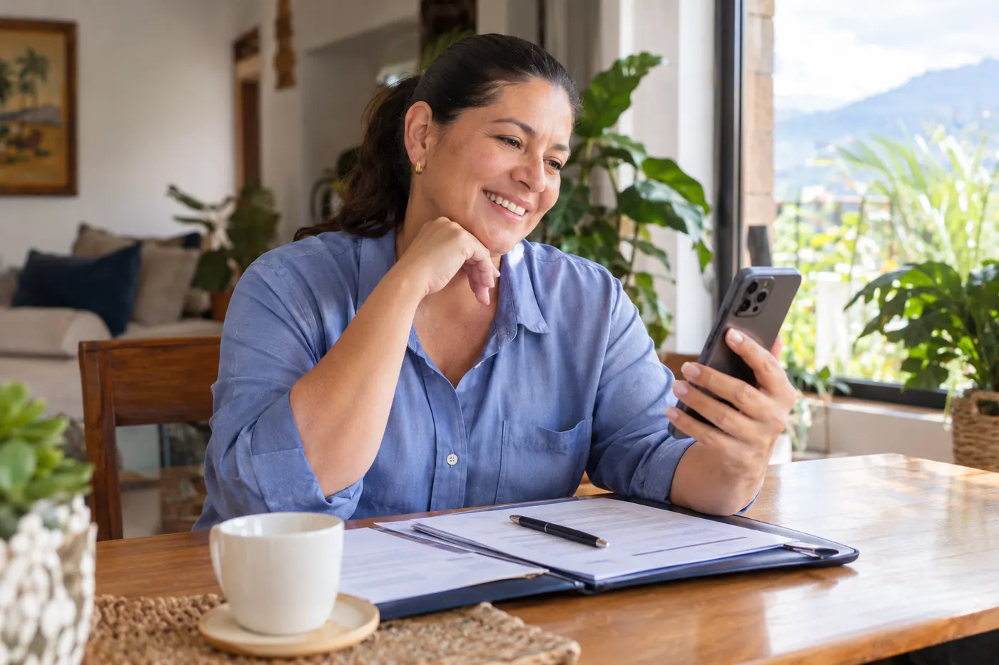 Clienta en su casa hablando por celular con su asesor